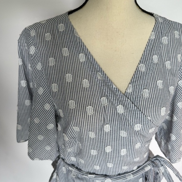 LOFT Gray Polka Dot Feminine Wrap Top size large 96% cotton Flowy sleeves - Picture 2 of 9